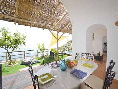 Private villa sleeps 6 in Praiano with pool by the Sea